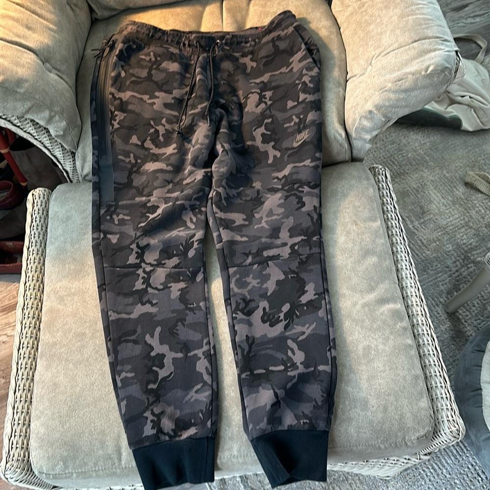 Nike Tech Fleece Jogger Mens L Black Camo  Sweatpants Pockets. NWOT